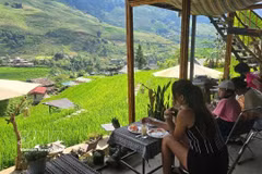 Les cafés offrant une vue sur les rizières en terrasses verdoyantes, en harmonie avec la nature à Ta Van, sont très appréciés des visiteurs. Photo: VNA