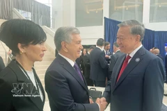 Le secrétaire général du Parti communiste du Vietnam, To Lam (droite) rencontre le président de l’Ouzbékistan, Shavkat Mirziyoyev. Photo: VNA