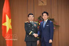 Le ministre japonais de la Défense, Shinjiro Koizumi (à droite), et le général Phan Van Giang. Photo : VNA