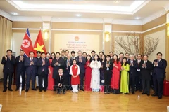Le secrétaire général du Parti Tô Lâm et le personnel de l'ambassade du Vietnam à Pyongyang. Photo: VNA