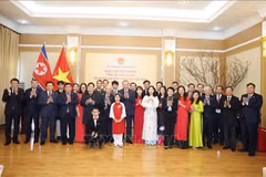 Le secrétaire général du Parti Tô Lâm et le personnel de l'ambassade du Vietnam à Pyongyang. Photo: VNA