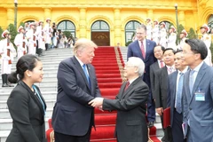 Le secrétaire général du Parti et président de la République, Nguyên Phu Trong reçoit le président américain Donald Trump à Hanoï Photo : Tri Dung – VNA