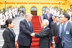 Le secrétaire général du Parti et président de la République, Nguyên Phu Trong reçoit le président américain Donald Trump à Hanoï Photo : Tri Dung – VNA
