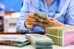 La Banque d'État assouplit la marge de crédit pour aider les entreprises à reprendre leur production et leurs activités. Photo : VietnamPlus