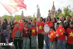 Pas moins de 500 Vietnamiens d'outre-mer se sont récemment rassemblés à Moscou pour accueillir la délégation militaire de leur pays. Photo: VNA