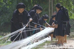 Pendant leur temps libre, les femmes du hameau Mà Phô se retrouvent pour tisser ensemble. Photo: laocaitv.vn