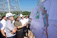 Le Premier ministre Pham Minh Chinh inspecte l'avancement des travaux de construction de la ligne de transport d'électricité de 500 kV Lào Cai-Vinh Yên. Photo : VNA