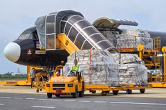 Le premier vol transportant l’aide est arrivé à l’aéroport de Da Nang à la mi-journée du 11 novembre. Photo : VNA