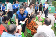 Une délégation de Hô Chi Minh-Ville distribue des cadeaux aux familles pauvres du quartier de Phu Xuan, à Hue. Photo : VNA
