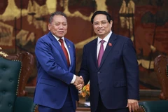 Le Premier ministre Pham Minh Chinh (à droite) et le ministre des Affaires étrangères et du Commerce extérieur des Îles Salomon, Peter Shanel Agovaka. Photo : VNA