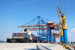 Un navire de très grande capacité accoste au port international de Gemalink, à Hô Chi Minh-Ville. Photo: VNA