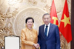 Le secrétaire général du Parti To Lam reçoit l’ambassadrice du Cambodge Chea Kimtha à Hanoï. Photo : VNA