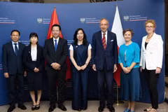 La vice-ministre vietnamienne des AE Lê Thi Thu Hang (centre), et le secrétaire d'État au ministère polonais des AE, Władysław Teofil Bartoszewski, ont co-présidé une consultation politique au niveau vice-ministériel. 