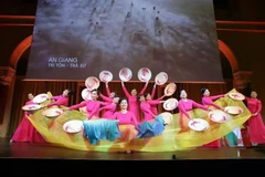 Un numéro artistique à l'occasion du 50e anniversaire de la libération du Sud et de la réunification nationale, qui s'est tenue à Budapest (Hongrie) le 29 avril. Photo: VNA
