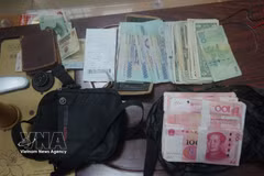 Le poste de garde-frontière international de Lao Cai a détecté et saisi de nombreuses tentatives de contrebande de devises étrangères au point de passage frontalier terrestre international de Lao Cai. Photo : VNA