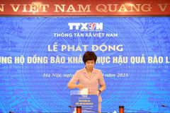  Vu Viêt Trang- directrice générale de l'Agence vietnamienne d'Information (VNA) a lancé une campagne de collecte de fonds pour aider les habitants touchés par les récentes inondations et tempêtes. Photo : VNA