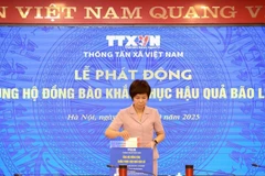  Vu Viêt Trang- directrice générale de l'Agence vietnamienne d'Information (VNA) a lancé une campagne de collecte de fonds pour aider les habitants touchés par les récentes inondations et tempêtes. Photo : VNA
