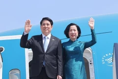 Le président Luong Cuong et son épouse quittent le Caire pour une visite d'État en Angola. Photo: VNA