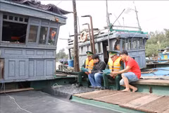 Des garde-frontières de Thuan An sensibilisent les pêcheurs locaux aux dispositions relatives à la prévention et à la lutte contre la pêche illicite, non déclarée et non réglementée (INN). Photo: VNA