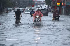 La zone située au pied du pont Niem, dans le quartier d’An Bien, à Hai Phong, est fortement inondée. Photo : VNA