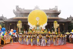 Cérémonie d’offrandes à l’occasion de l’anniversaire du Bouddha lors des célébrations du Vesak 2569 du calendrier bouddhique, le 12 mai 2025, au temple Tu Dam, dans la ville de Hue. Photo : VNA.