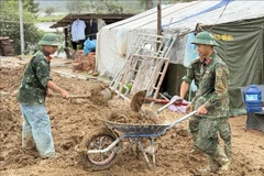 Des soldats aident les habitants de Dak Lak à reconstruire leurs maisons après les inondations historiques. Photo: VNA