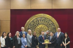 Le vice-président de l'Assemblée nationale, Nguyen Duc Hai, offre des souvenirs à la délégation de l’Assemblée législative de l’État de l’Oregon (États-Unis). Photo : VNA