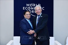 Le Premier ministre Pham Minh Chinh (gauche) et Peter Brabeck-Letmathe, président par intérim du Forum économique mondial (WEF). Photo: VNA