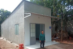 Une nouvelle maison a été donnée à la famille de M. Dieu Chum dans le village de Thac Dai, commune de Phu Van. Photo: VNA
