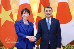 La Première ministre japonaise, Takaichi Sanae, et son homologue vietnamien, Le Minh Hung. Photo : VNA