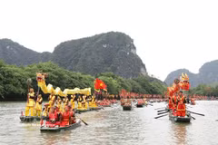 Les festivités ont été marquées par une procession nautique de dragons serpentant entre les massifs calcaires jusqu’au temple Suoi Tien, où se sont déroulés les rituels d’offrandes. Photo : VNA