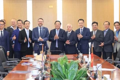 Llors de la réunion de travail tenue le 29 juillet à Hanoï entre le ministre vietnamien de la Construction, Tran Hong Minh, et l’ambassadeur britannique, Iain Frew. Photo : VGP