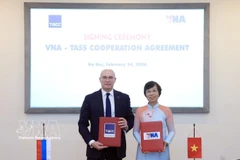 Vu Viet Trang et Andrey Kondrashov ont signé un accord de coopération professionnelle, marquant une nouvelle étape dans le développement des relations entre les deux agences de presse. Photo ; VNA
