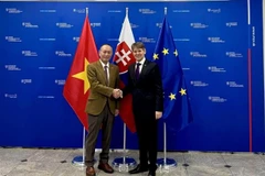 L'ambassadeur du Vietnam en Slovaquie, Pham Truong Giang (gauche) et Marek Estok, secrétaire d'État au ministère des Affaires étrangères et européennes de la République slovaque. Photo: VNA