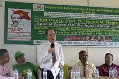 L'ambassadeur du Vietnam au Bangladesh Nguyên Manh Cuong s'exprime au séminaire. Photo : VNA