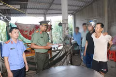 Les forces de police exécutent les décisions judiciaires visant Thach Chanh Tra. Photo: Police de Vinh Long