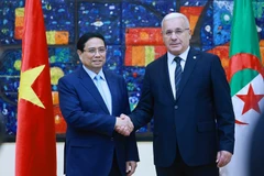 Le Premier ministre Pham Minh Chinh (gauche) rencontre le président de l'Assemblée populaire nationale d'Algérie, Ibrahim Boughali. Photo: VNA