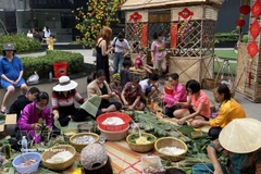 Parmi les nombreux symboles qui incarnent le Nouvel An lunaire au Vietnam, le "bánh chưng" – gâteau traditionnel de riz gluant du Têt – s’impose comme une empreinte mémorielle profondément ancrée dans la conscience collective. Photo : VNA