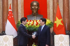 L'Entrevue entre le président vietnamien Luong Cuong (droite) et le Premier ministre singapourien Lawrence Wong se tient à Hanoï le 26 mars. Photo : VNA