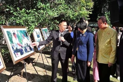 L'exposition de photos sur le Vietnam et ses habitants, placée sous le thème Happy Vietnam attire de nombreux visiteurs. Photo : VNA