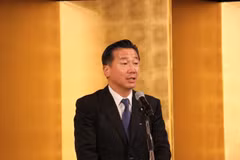 Le vice-président de la Chambre des conseillers, Tetsuro Fukuyama s'exprime lors de la cérémonie. Photo: VNA