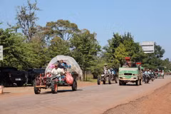 Des habitants cambodgiens de la province de Preah Vihear évacuent pour éviter les affrontements, le 8 décembre 2025. Photo: Xinhua/VNA