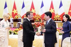 Le président français Emmanuel Macron et son épouse concluent leur visite d'État au Vietnam