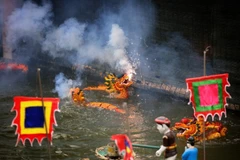 Sous les mains expertes des artisans, les marionnettes inanimées s'animent soudainement, captivant tous les visiteurs. Photo : Pham Hau – VNA