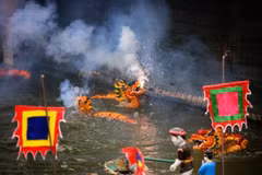 Sous les mains expertes des artisans, les marionnettes inanimées s'animent soudainement, captivant tous les visiteurs. Photo : Pham Hau – VNA