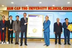 Cérémonie marquant l'obtention de la certification de qualité conforme aux normes de l'American Accreditation Commission International (AACI) de l'Hôpital universitaire de Nam Cân Tho. Photo: VNA