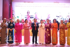 Comité exécutif du Club du patrimoine vietnamien de l'Ao Dai au Laos. Photo : VNA