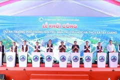 Cérémonie de lancement du projet de construction de l'École à internat et semi-internat regroupant les niveaux primaire et collège de Tây Giang. Photo: VNA