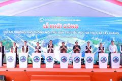 Cérémonie de lancement du projet de construction de l'École à internat et semi-internat regroupant les niveaux primaire et collège de Tây Giang. Photo: VNA