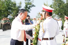 Le secrétaire général du Parti communiste du Vietnam, To Lam, dépose une gerbe de fleurs au site historique et culturel de Bau Rong, dans la province de Tay Ninh. Photo: VNA